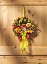 Wandkranz mit bunten Bl&auml;ttern, Beeren und K&uuml;rbissen 