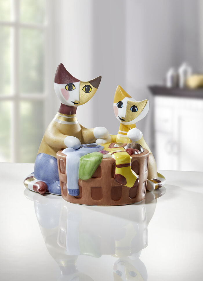 Katzen mit Wäschekorb 