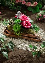 Gesteck in Herzform aus Rattan 