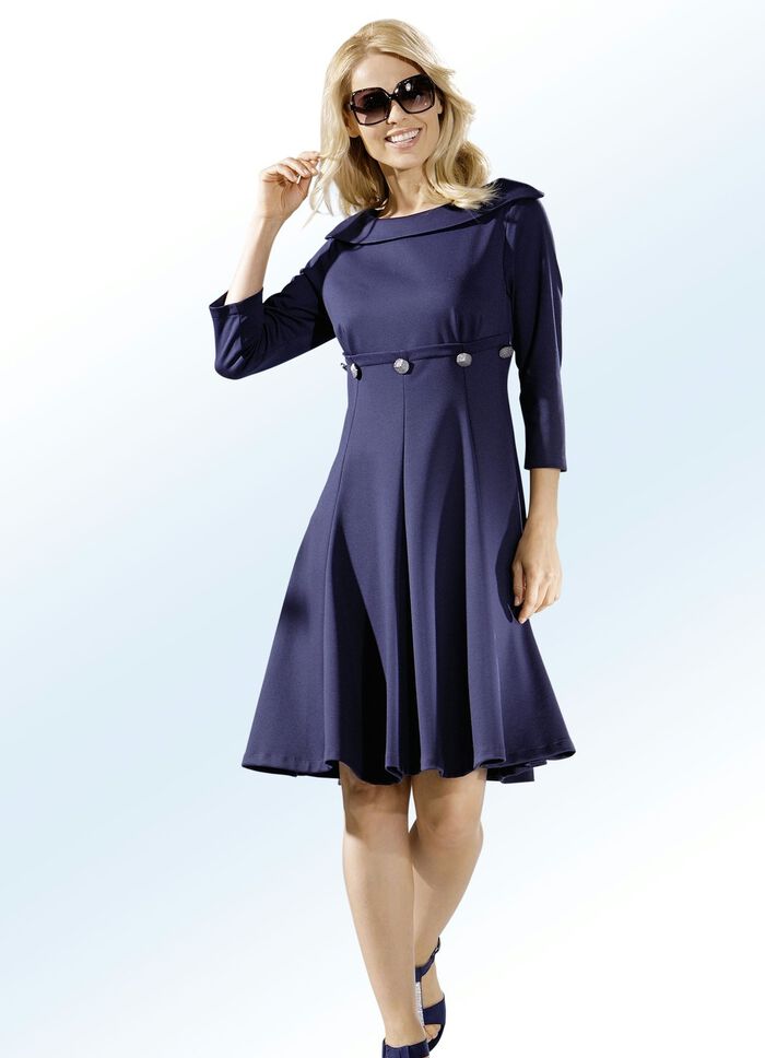 Leicht tailliertes Kleid 
