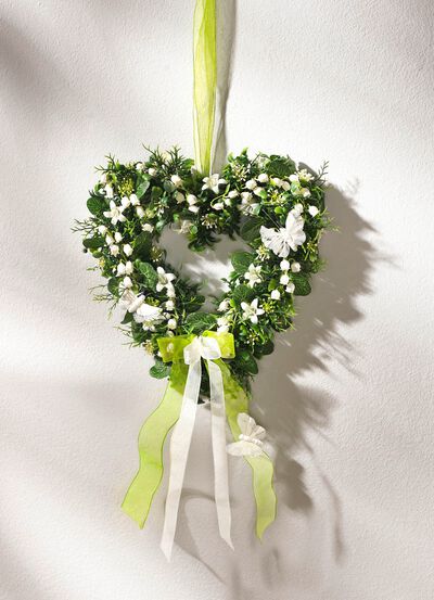 Buchsbaumherz mit Maigl&ouml;ckchen und Schmetterlingen 