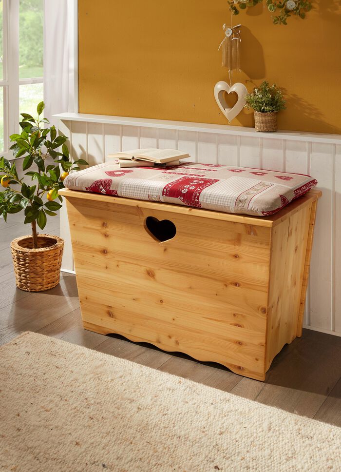 Teilmassive Truhe mit Herzausschnitt 