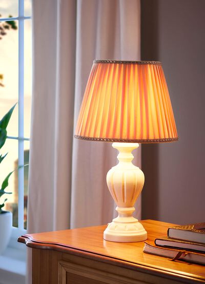 Tischleuchte mit Stoff-Lampenschirm 
