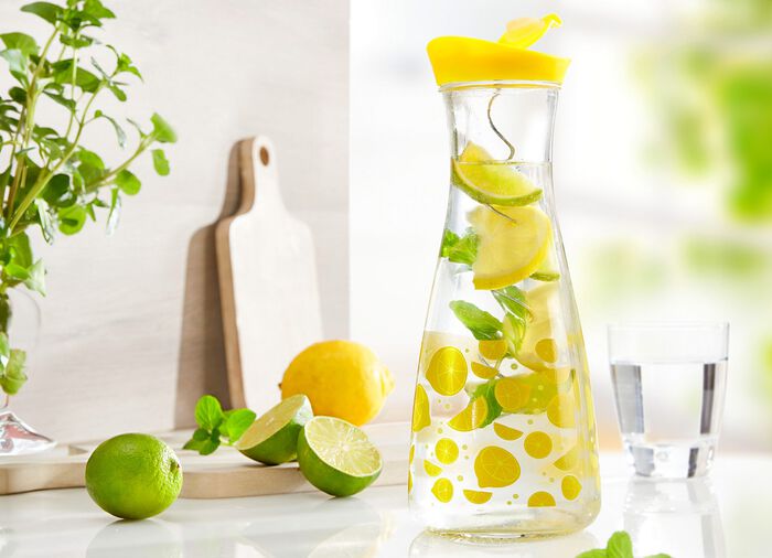 Glaskaraffe mit Ausgie&szlig;er im Deckel 