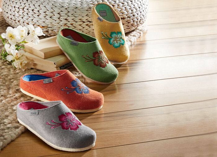 Damen-Hausschuh mit farblich abgestimmten Stickerei-Zierblume 