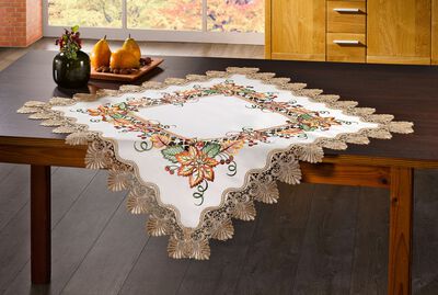 Aufwendig gearbeitete Accessoires mit reichem Blatt- und Rankendeko 