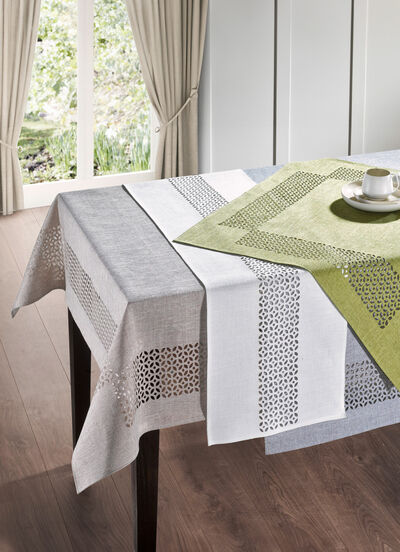 Tischdecke mit dekorativer Lochstanzung 