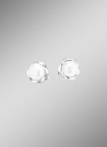 Florale Eleganz – Ohrstecker aus Silber mit Süsswasser-Zuchtperle 