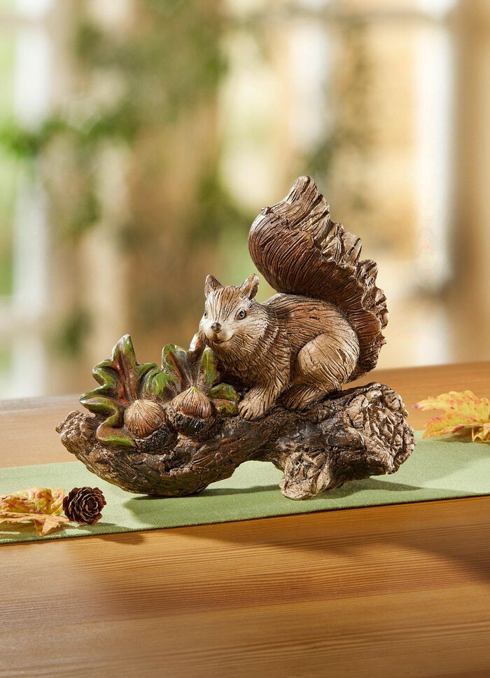 Eichhörnchen auf Stamm 