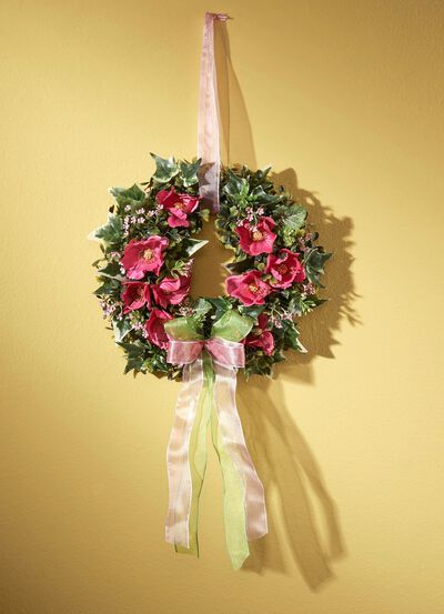 Wandkranz mit rosafarbenen Cosmea-Bl&uuml;ten 