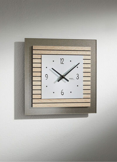Wanduhr mit Holzgehäuse 