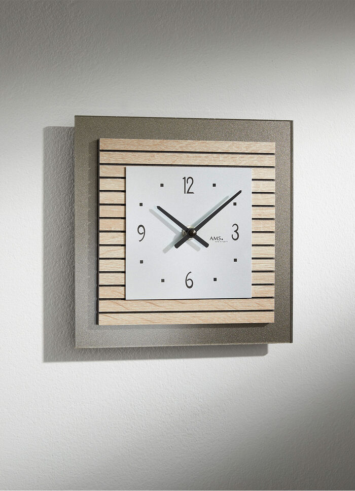 Wanduhr mit Holzgehäuse 