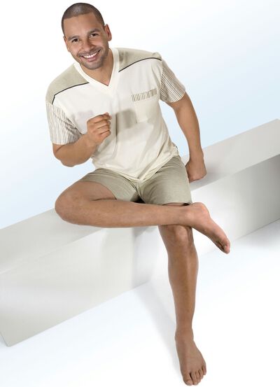 Götting Shorty mit V-Ausschnitt und Brusttasche - 