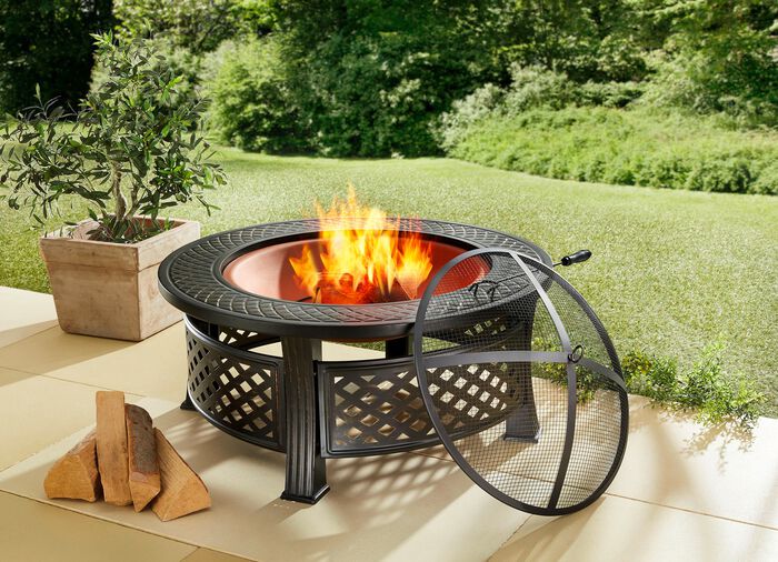 Feuerstelle mit Gitterdeckel und Sch&uuml;rhaken 