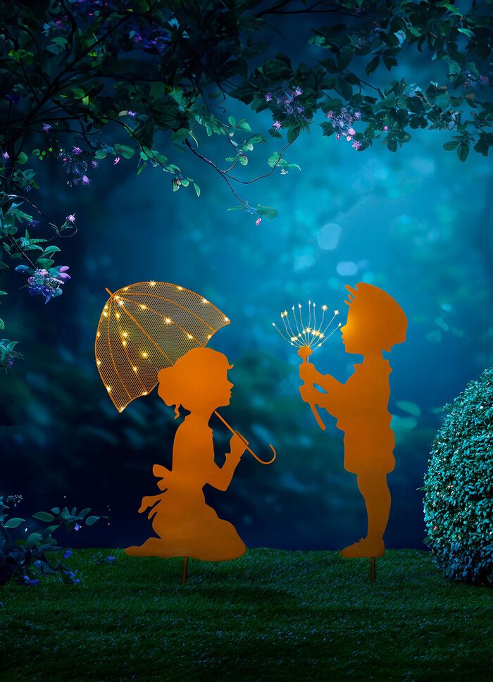 Junge und M&auml;dchen mit Schirm 