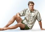 Shorty mit Knopfleiste, Brusttasche und Alloverdessin ECRU-OLIV