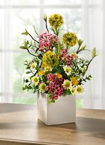 Gesteck in wei&szlig;en Keramiktopf 