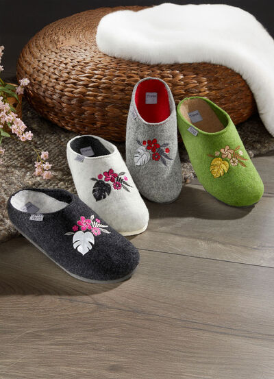 Hausschuh mit  Blüten- und Blattstickerei 