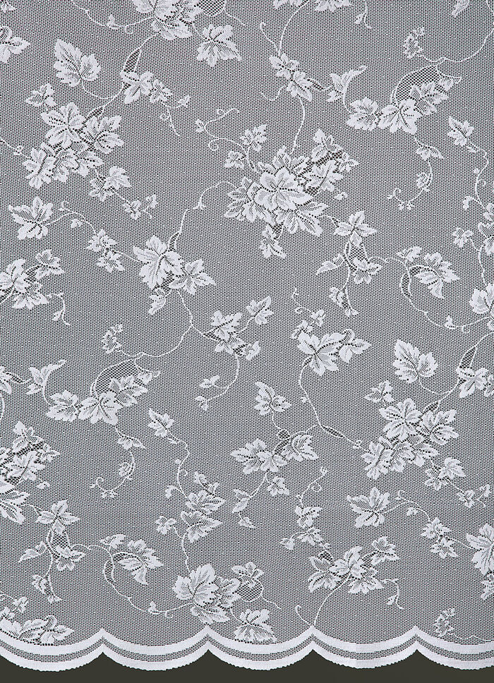 Halbtransparenter Store mit gebogtem Abschluss 