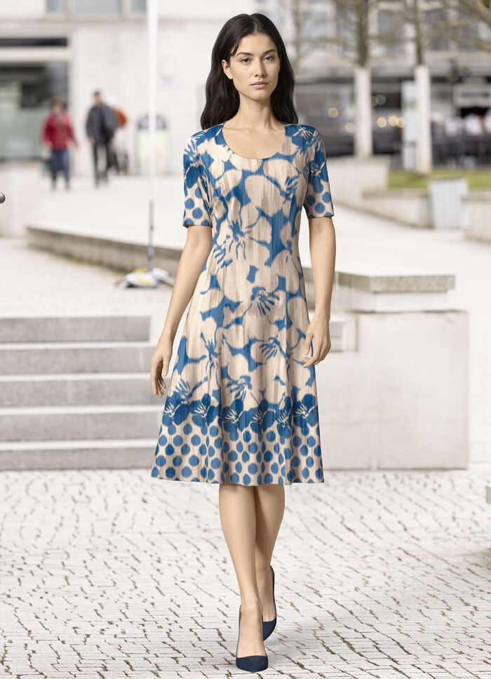 Kleid in schwingender Schlupfform, 
