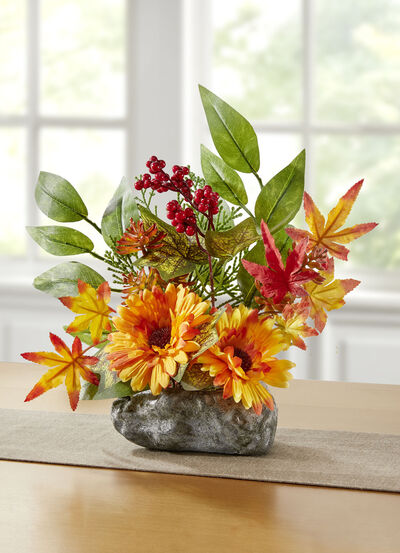 Gerbera-Gesteck auf Stein 