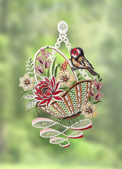 Farbenfrohes Fensterbild aus Plauener Spitze 