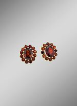 Bl&uuml;tenf&ouml;rmige Ohrstecker mit Granat 