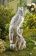 Falke aus Steinguss 