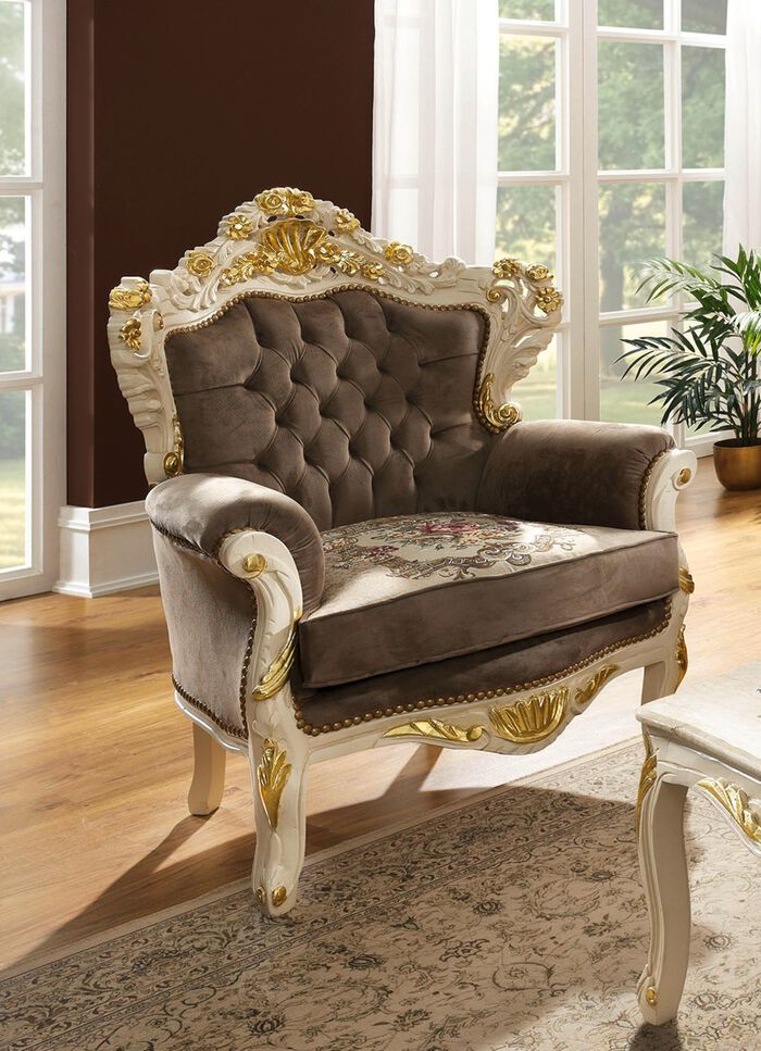 Schmuckvolle Wohnzimmerm&ouml;bel mit weiss-goldfarbener Lackierung 