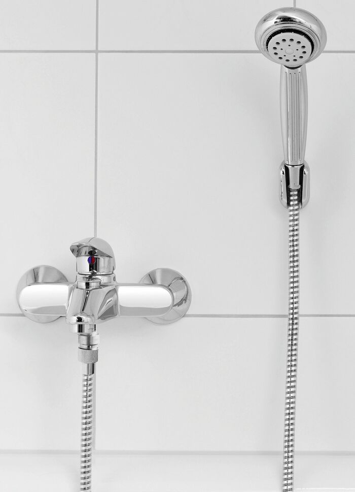 Wasserspar-Duschkopf und Wassersparer 