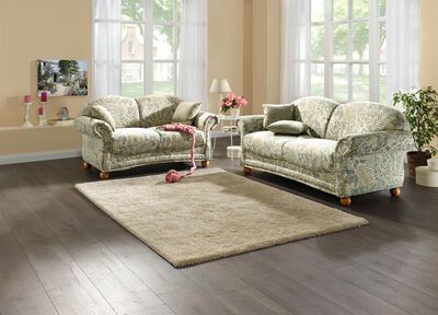 Frei im Raum aufstellbare Polsterm&ouml;bel mit Dekokissen 