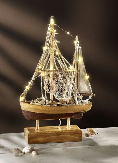 Beleuchtetes Fischerboot aus Holz 
