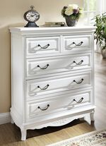 Schubladenkommode mit aufwendigen Ornament-Verzierungen 