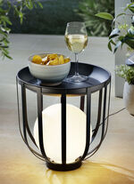Tisch mit LED-Kugel 