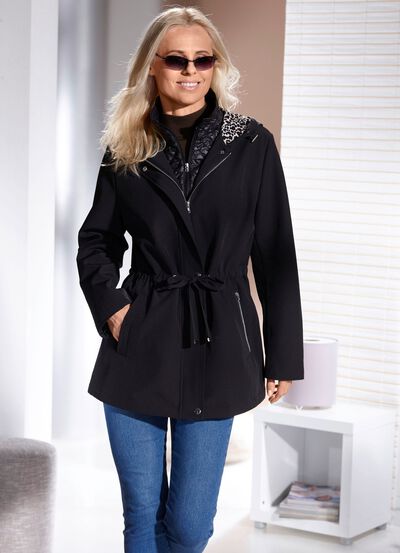 Jacke mit fester Kapuze 