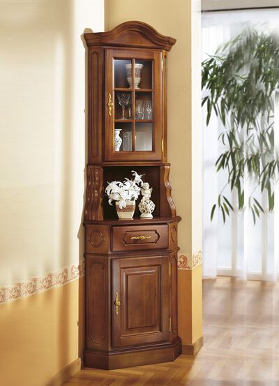 Eckvitrine mit eleganten, goldfarbenen Metallgriffen 
