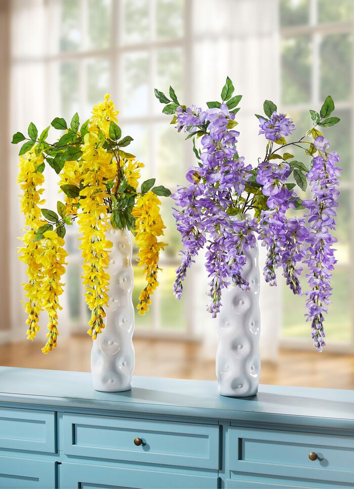 Goldregenzweige in Keramikvase 