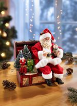 Handgefertigter Weihnachtsmann auf Truhe 