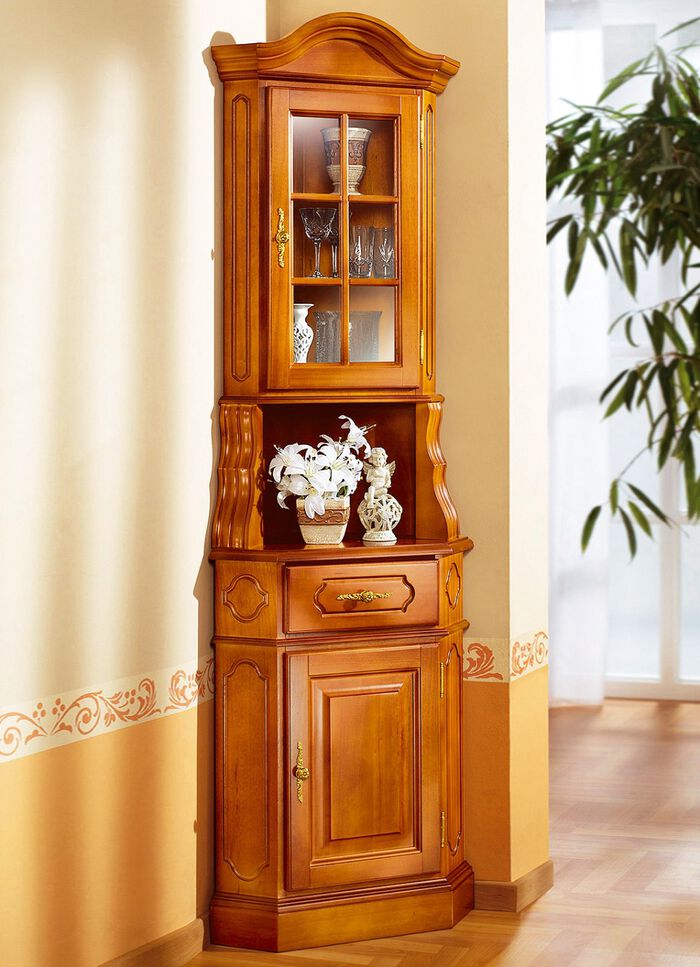 Eckvitrine mit eleganten, goldfarbenen Metallgriffen KIRSCHBAUM