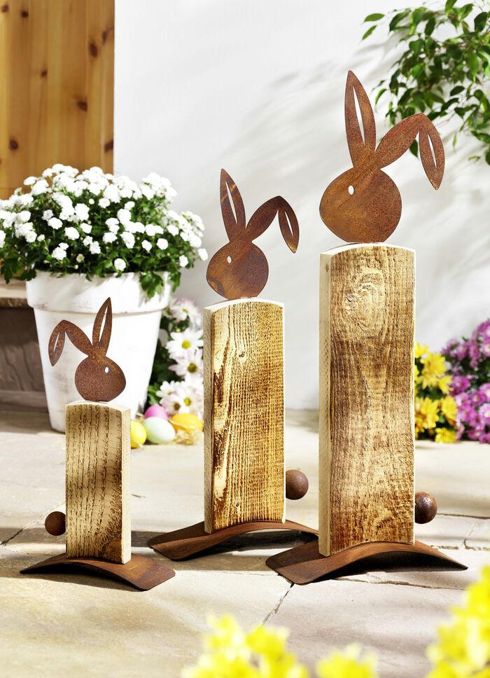 Hasenfiguren aus geflammtem Fichtenholz