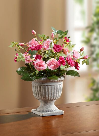 Wildrosen-Gesteck im Pokal 