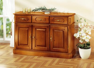 Kommode mit eleganten, goldfarbenen Metallgriffen 