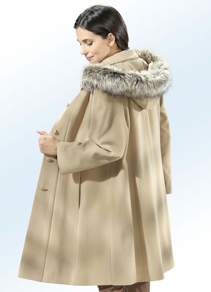 Mantel in ausgestellter Form 