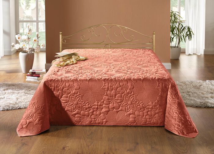 Hervorragend verarbeitete Tagesdecke und passende Kissenbez&uuml;ge ALTROSA