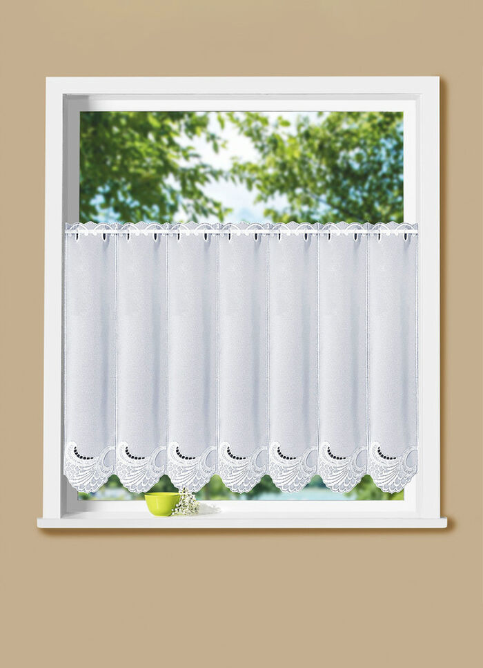 Hübsche Fensterdekoration mit echter Plauener Stickerei 