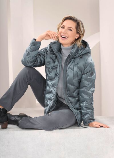 Daunenjacke mit abnehmbarer Kapuze 