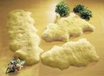 Bettumrandung aus echtem Lammfell in Tierform BEIGE