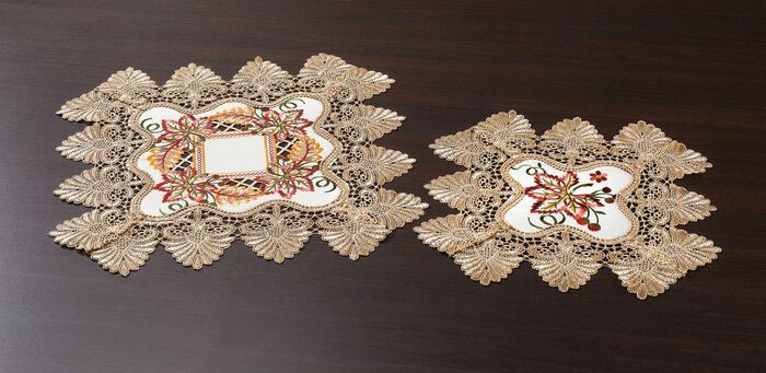 Aufwendig gearbeitete Accessoires mit reichem Blatt- und Rankendeko ECRU