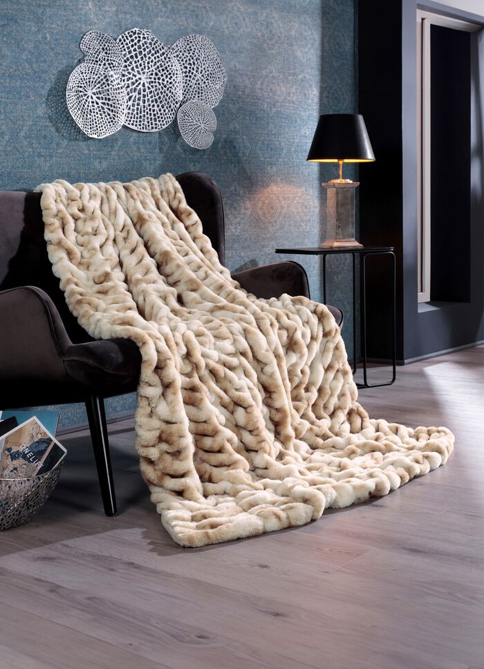 Kuschelige Wohndecke aus Webpelz-Fellimitat 