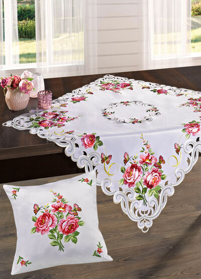 Tisch- und Raumdekoration mit Rosen-Motiven 